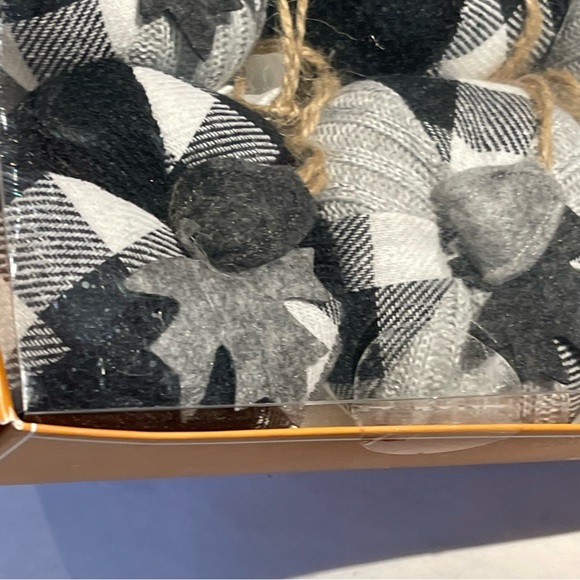 Sycamore Hill 6’ Pumpkin garland - Picture 5 of 9